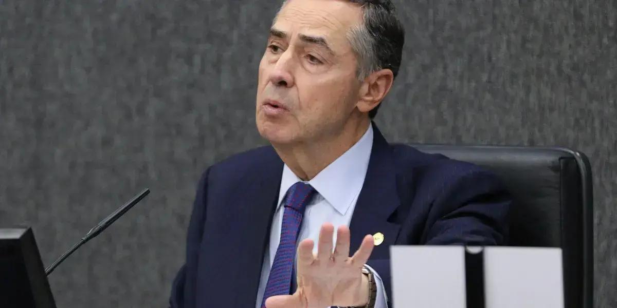 Barroso decide sobre julgamentos de Bolsonaro e nega impedimentos
