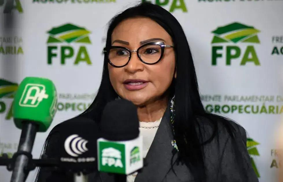 Oposição critica entrega de kits do programa Pé-de-Meia no Congresso