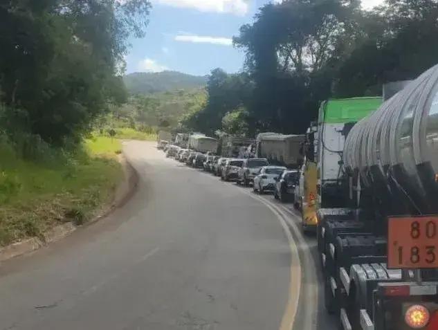 Trânsito complicado: BR-381 liberada após acidente em São Gonçalo do Rio Abaixo