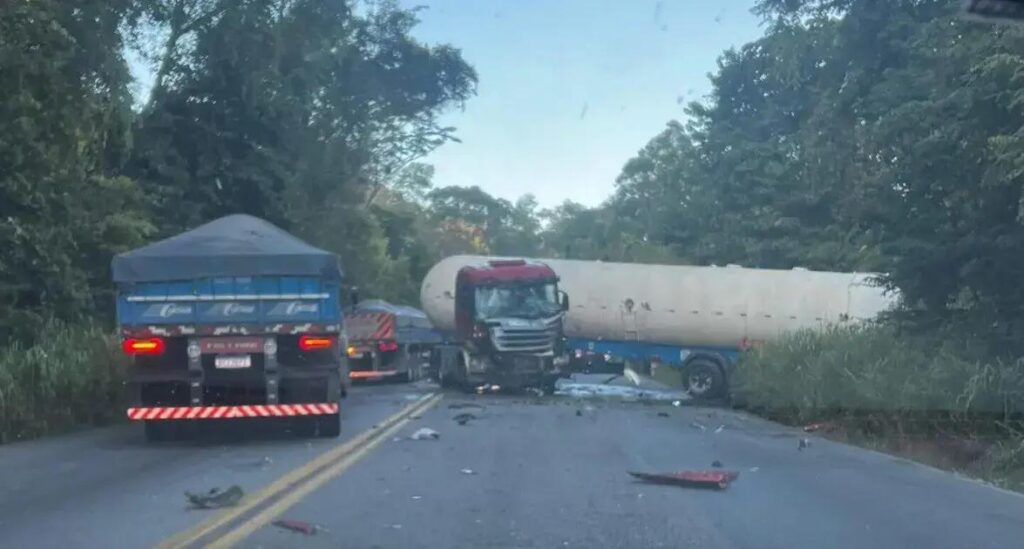 Acidente na BR-381 causa bloqueio e congestionamento em Bela Vista de Minas