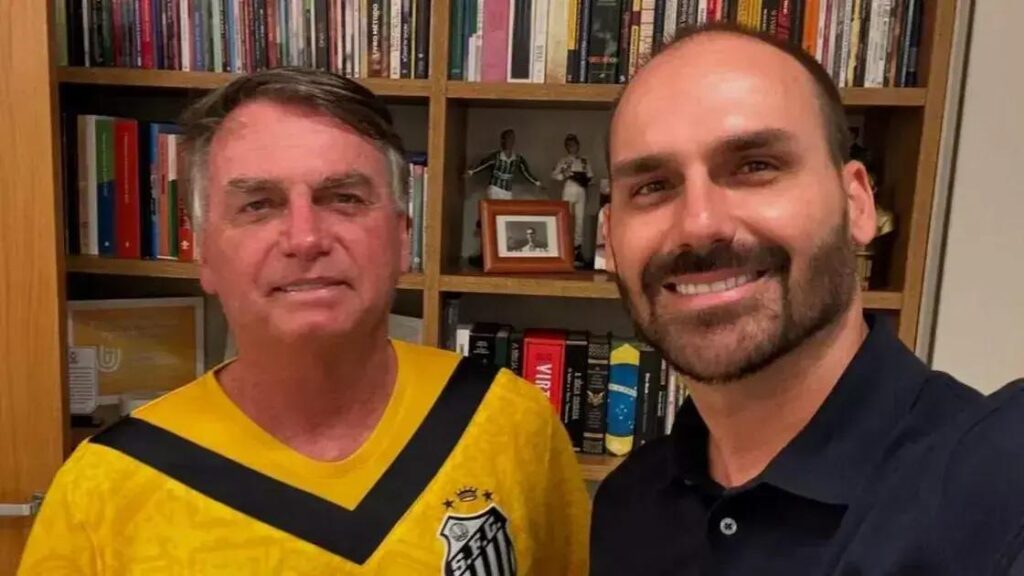Bolsonaro critica ações do PT visando o passaporte de Eduardo