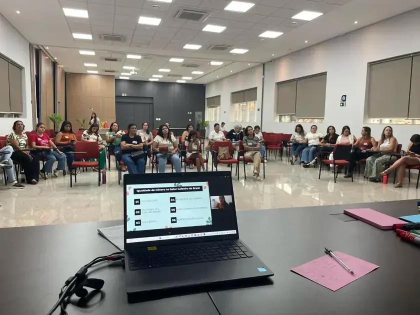 Cafeeiras de Minas adotam práticas sustentáveis em oficina no campo