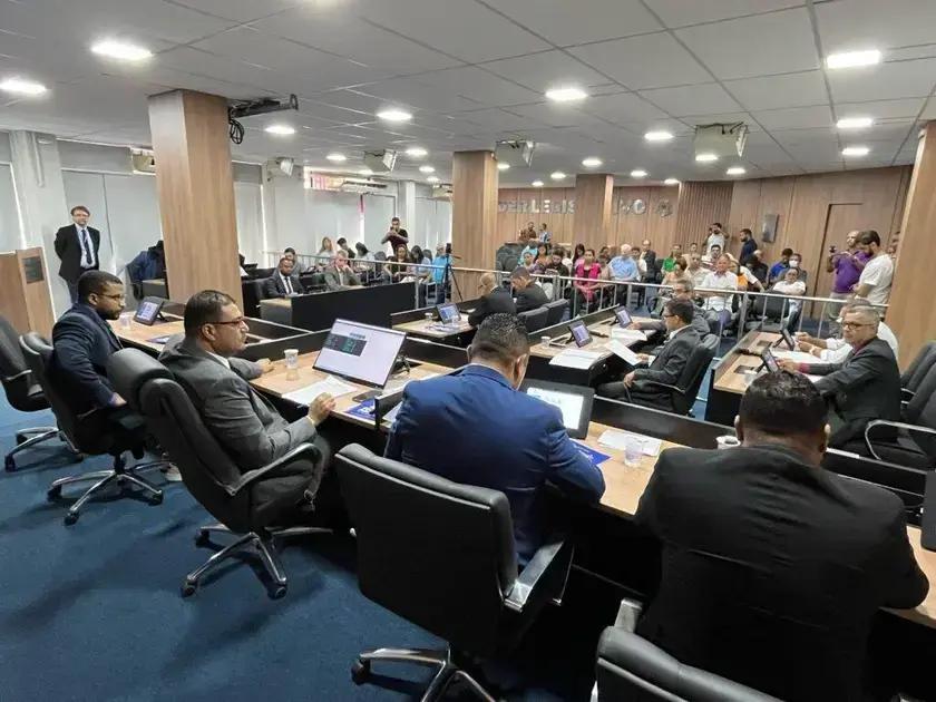 Câmara Municipal de Coronel Fabriciano: Projetos e Homenagens em Reunião Ordinária
