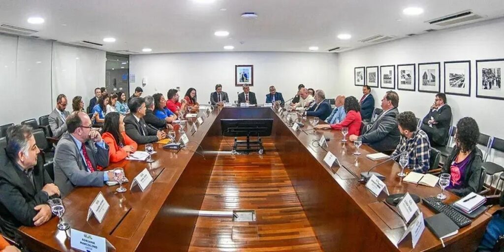 Centrais Sindicais pedem isenção de Imposto de Renda sobre PLR no Brasil