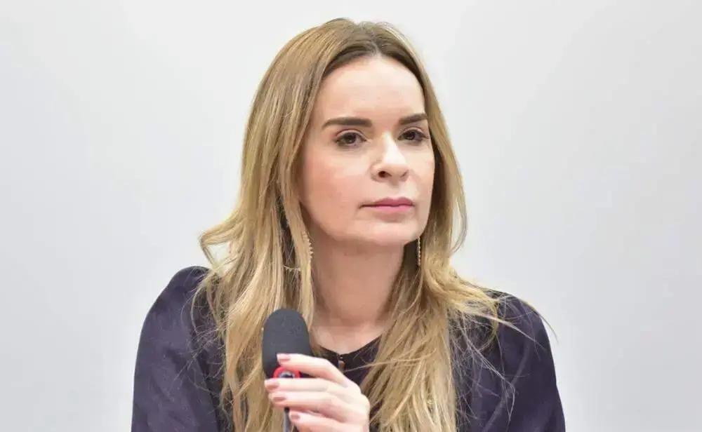 Daniella Ribeiro se desfilia do PSD por descontentamento com fusão com PSDB