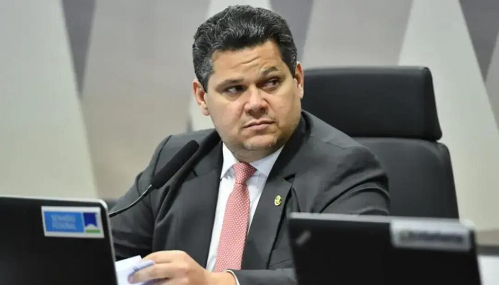 Davi Alcolumbre ameaça governo Lula com lentidão no Senado
