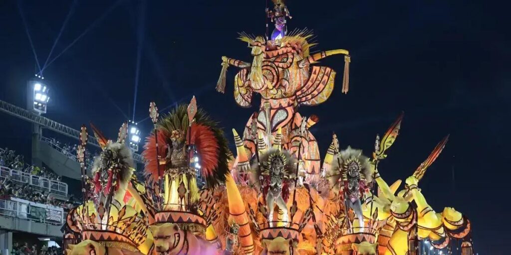 Desfiles de Carnaval: água, fogo e fumaça no primeiro dia do Grupo Especial