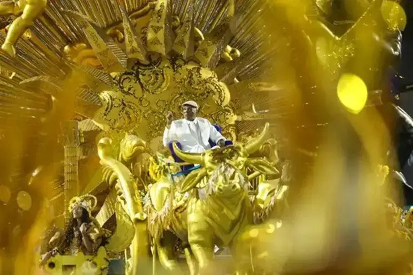 Emoção marca último dia de desfile da Portela em homenagem a Milton Nascimento