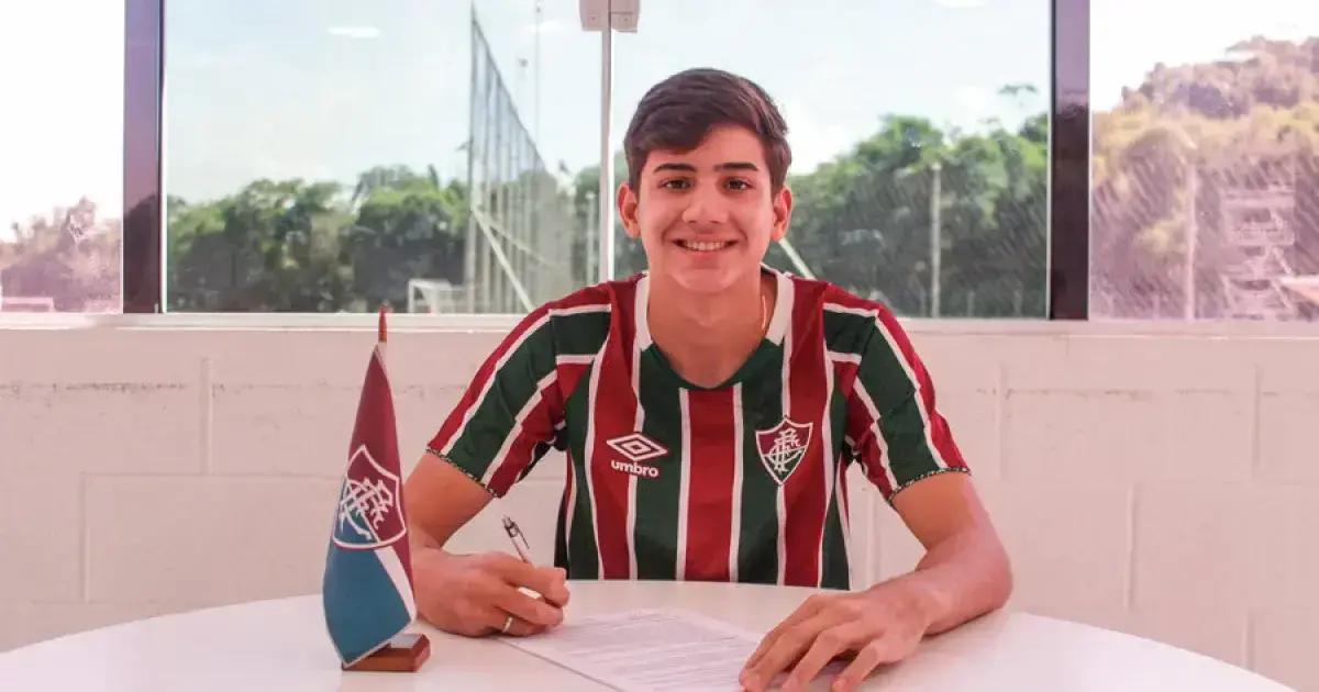 Fluminense fecha acordo para trazer promissor zagueiro de 18 anos