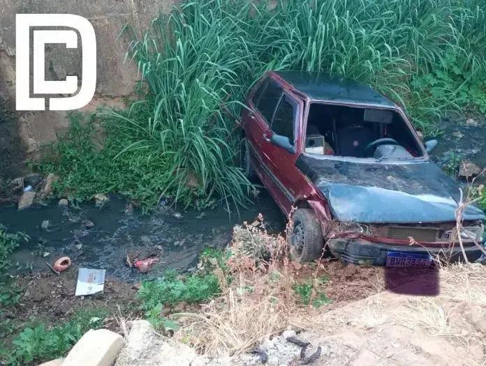 Furto de carro termina em queda em córrego em Entre Folhas