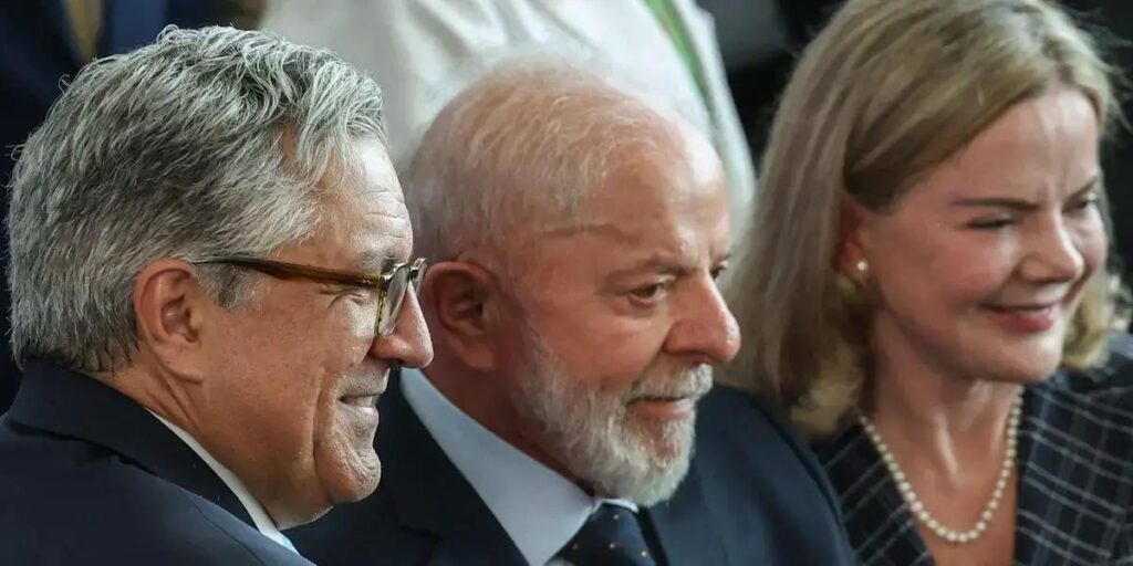 Gleisi Hoffmann destaca isenção do Imposto de Renda na agenda política