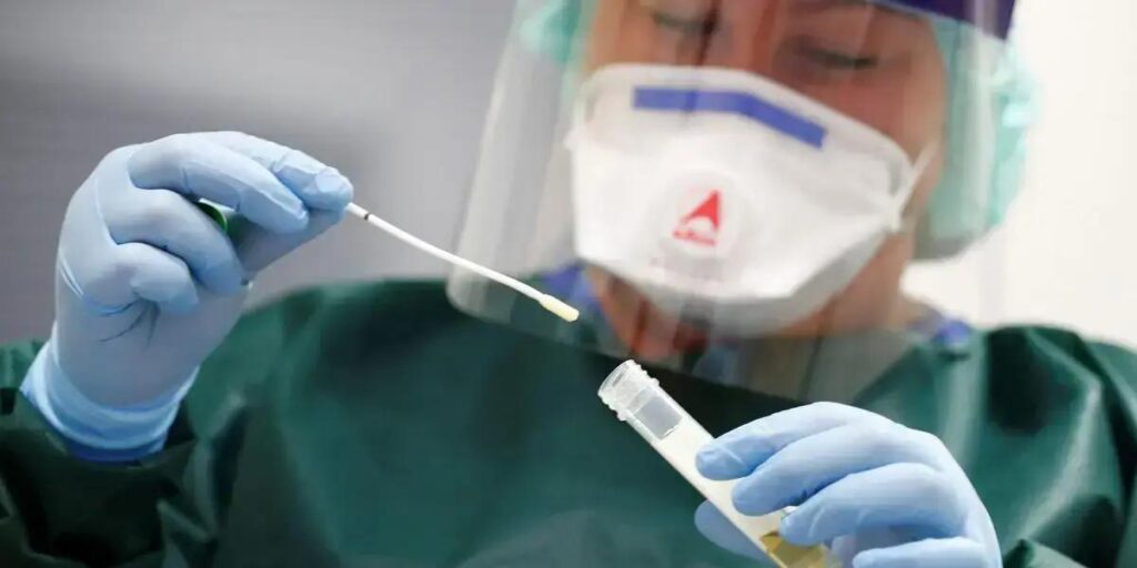 Hoje é Dia: Uma Reflexão sobre o Início da Pandemia e o Fim da Ditadura