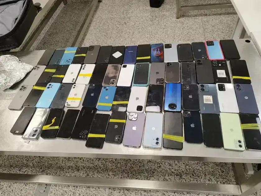 Homem e filho presos no Aeroporto de Confins com 107 celulares furtados
