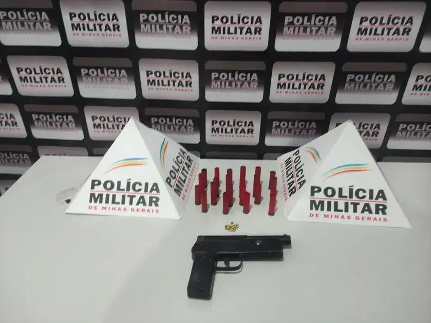 Homem é preso após ameaçar família com arma e desacatar policiais em São Domingos do Prata