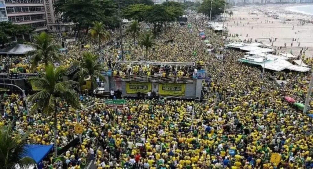 Maioria em Copacabana clama por anistia durante ato liderado por Bolsonaro