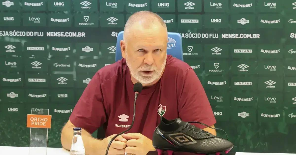 Mano Menezes critica arbitragem e atacante do Flamengo após derrota da final