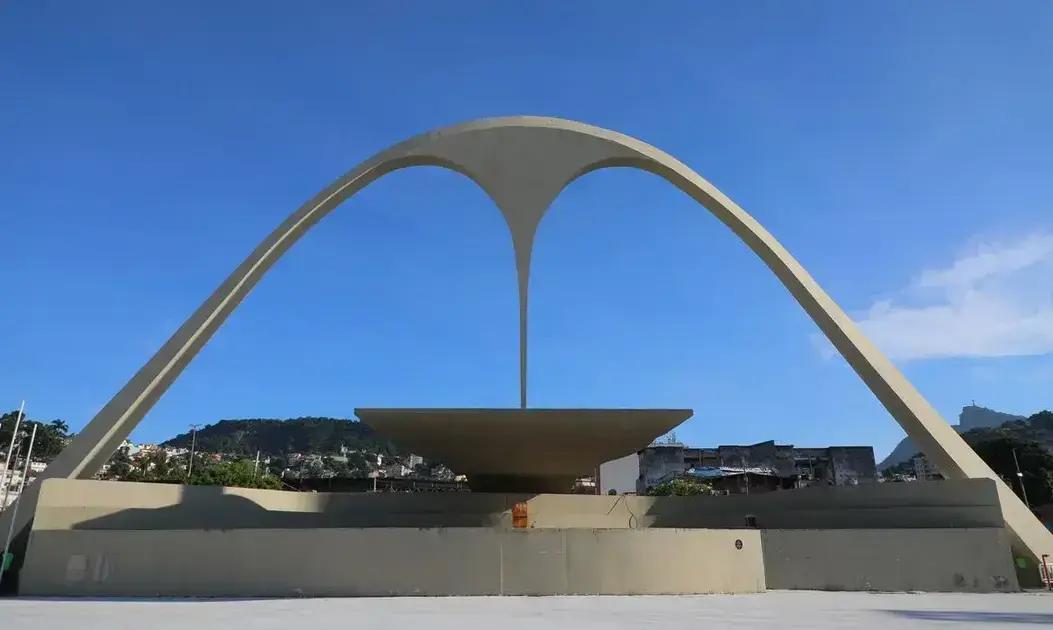 Mulher é presa por morder pessoas em camarote do Sambódromo do Rio