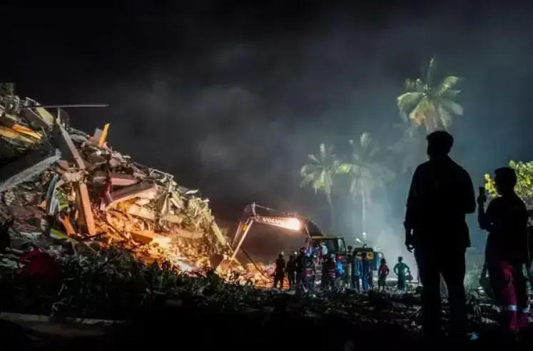 Mulher sobrevive após ser resgatada dos escombros em Mianmar