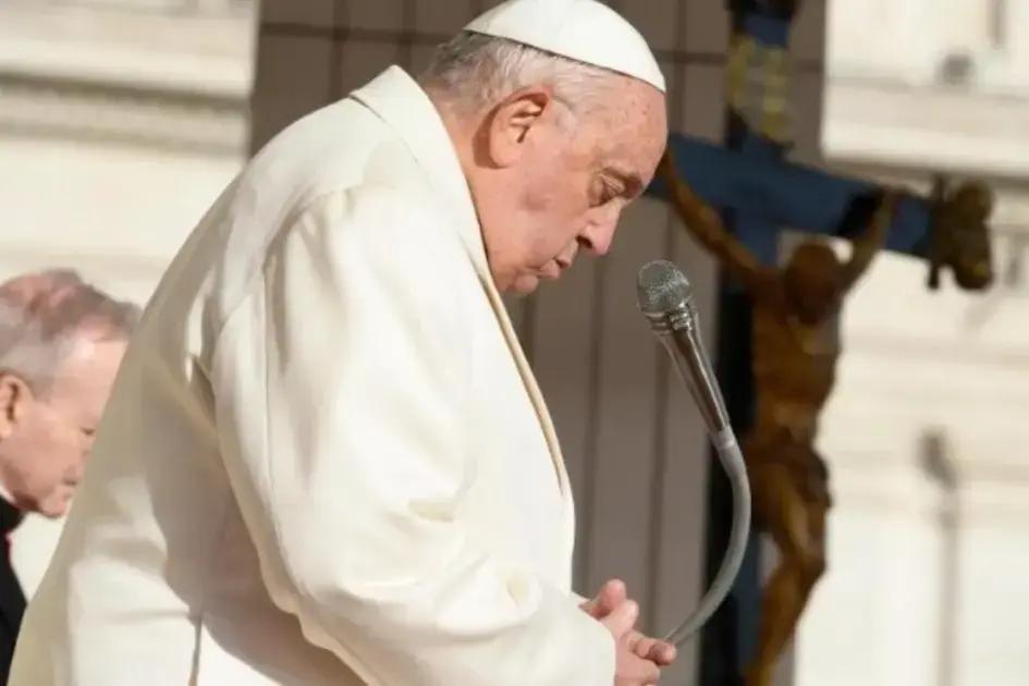 Papa Francisco apresenta insuficiência respiratória e é tratado com ventilação mecânica
