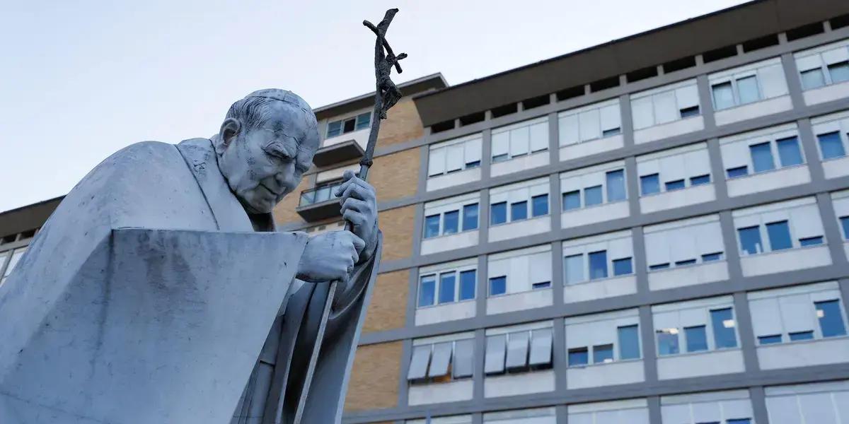 Papa Francisco se recupera: dia sem crises respiratórias no Vaticano