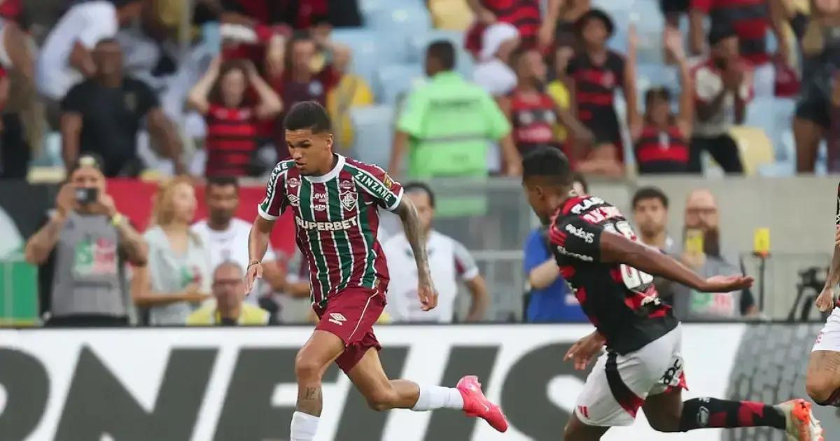 Riquelme é avaliado após lesão no joelho no treinamento do Fluminense