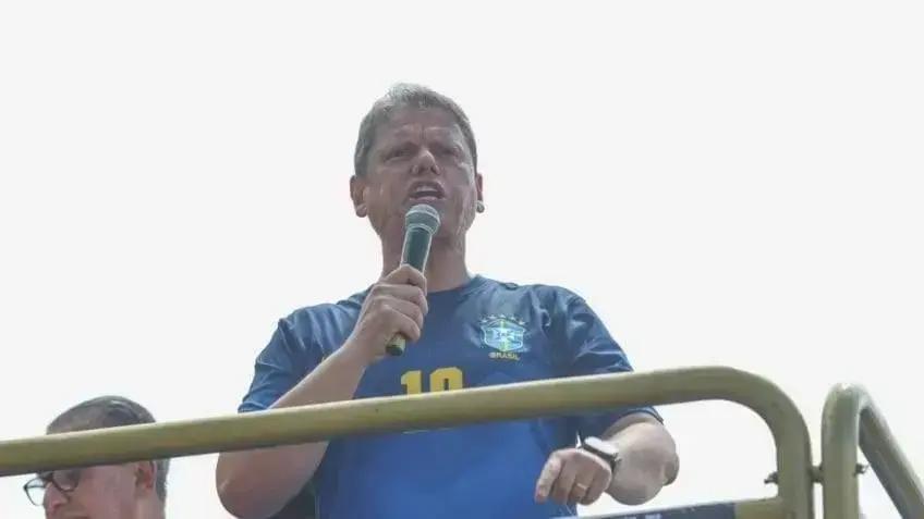 Tarcísio de Freitas defende liberdade em ato em Copacabana ao lado de Bolsonaro