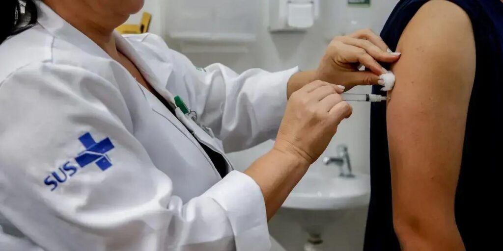 Vacinação contra dengue no Rio é ampliada para jovens até 18 anos