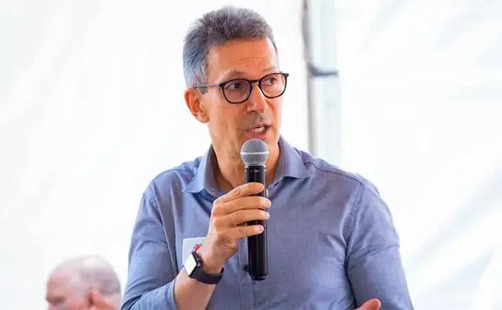 A polêmica entre CBF e MST: Reflexões sobre factóides na política