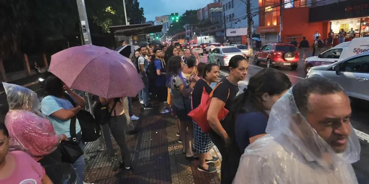 Chuva em São Paulo causa alagamentos e deslizamentos preocupantes