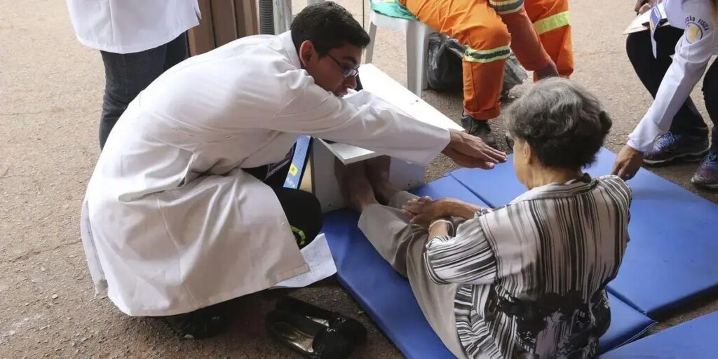 Como exercícios físicos ajudam a prevenir quedas em idosos e aceleram a recuperação