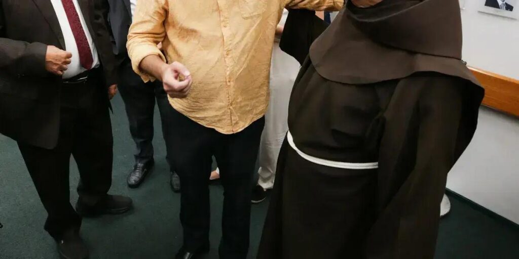 Deputado Glauber Braga entra em greve de fome na Câmara após votação da cassação