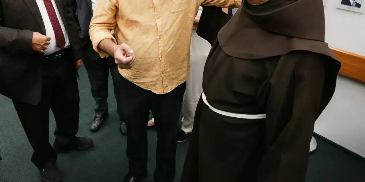 Deputado Glauber Braga entra em greve de fome na Câmara após votação da cassação