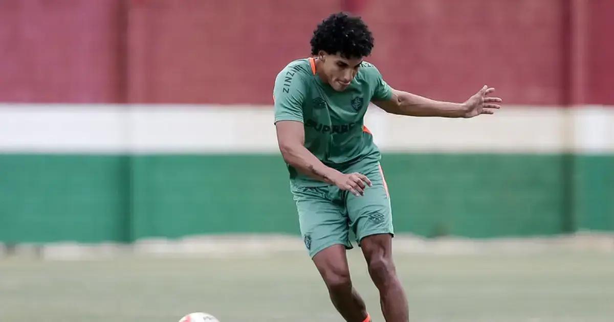 Gabriel Fuentes se aproxima do retorno ao Fluminense após a lesão