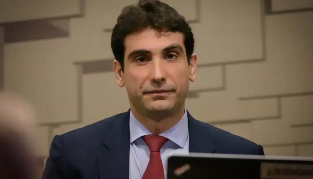 Gabriel Galípolo alerta sobre riscos da desaceleração global e defende o Brasil