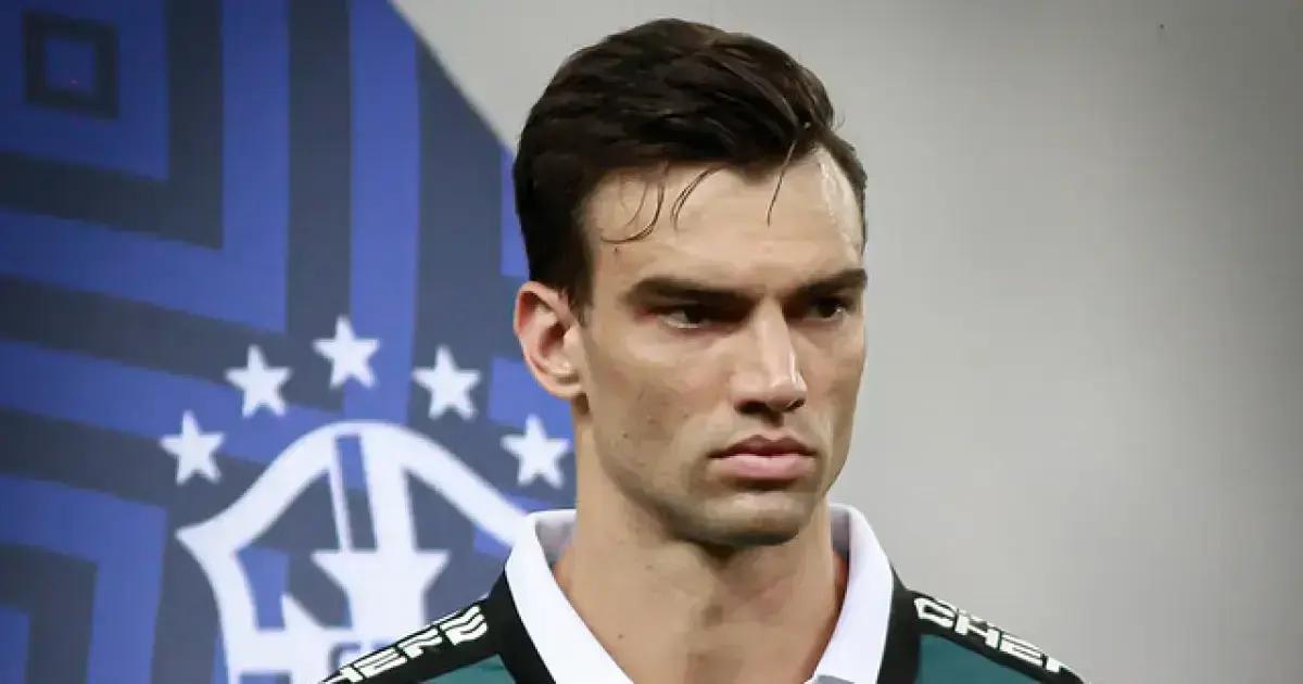 Léo Jardim brilha em clássico e negocia renovação com o Vasco