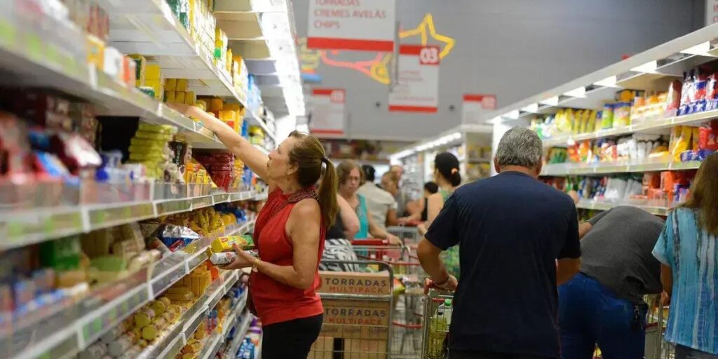 Mercado financeiro revisa previsão de crescimento econômico para 2025