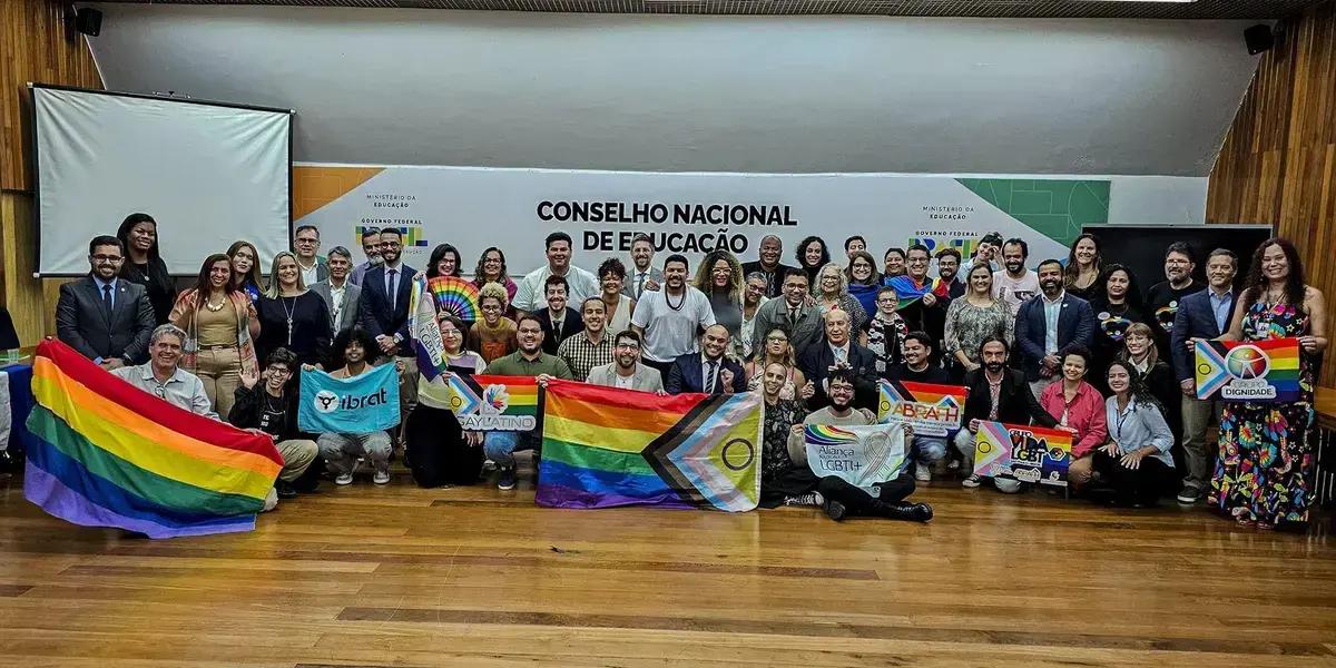 Pesquisa revela que 90% dos estudantes LGBTI+ sofreram agressões verbais nas escolas