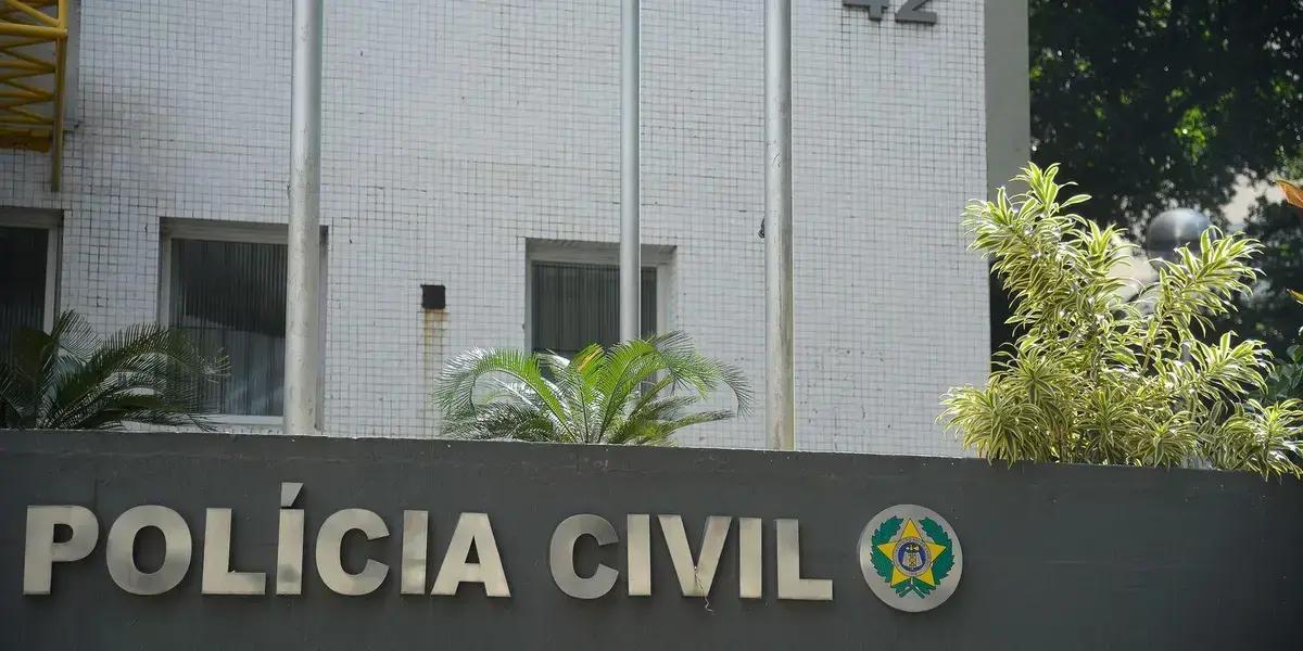 Polícia Civil fecha fábricas clandestinas de cosméticos na Baixada Fluminense