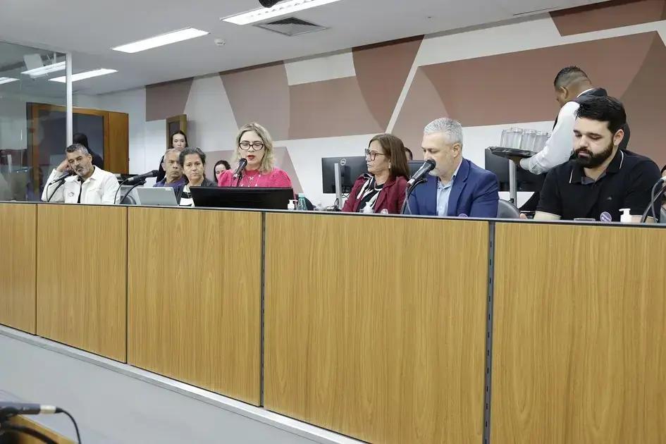 Reunião em Manhuaçu gera críticas à municipalização do ensino