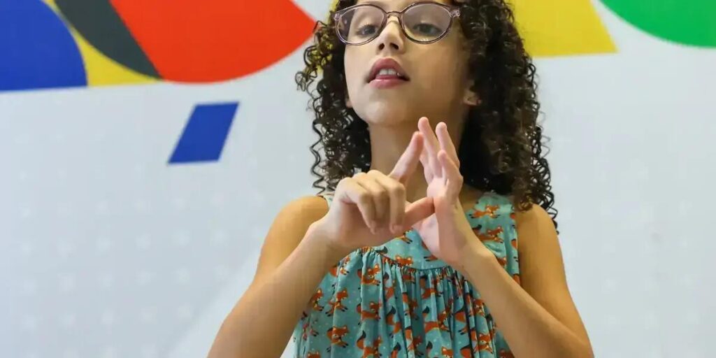 Semana destaca alfabetização de surdos e a importância da Libras no Brasil