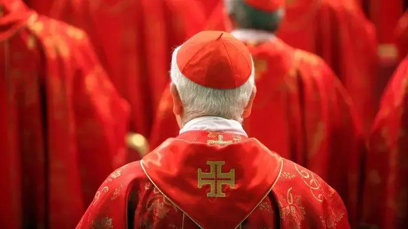 A Sedução do Conclave: A Competição entre Esquerda e Direita