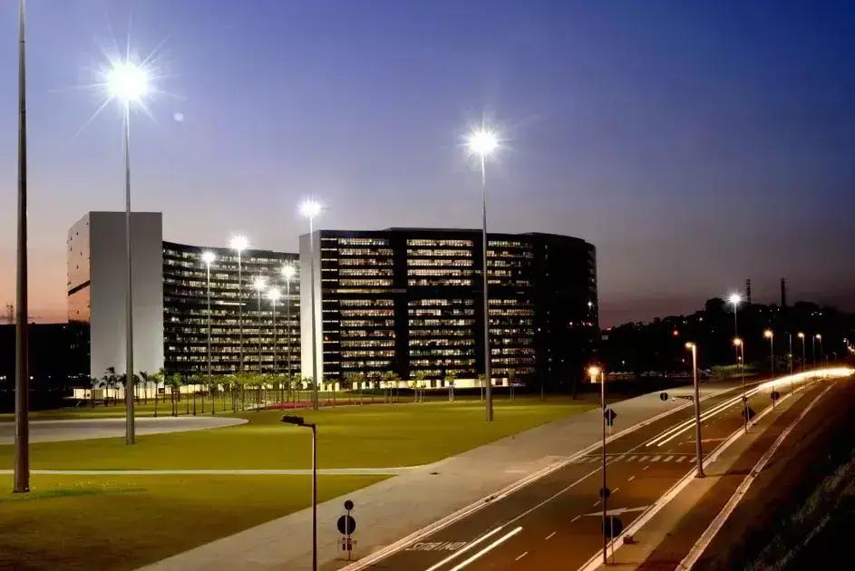 Acidente com caminhão munck deixa eletricista ferido na Cidade Administrativa