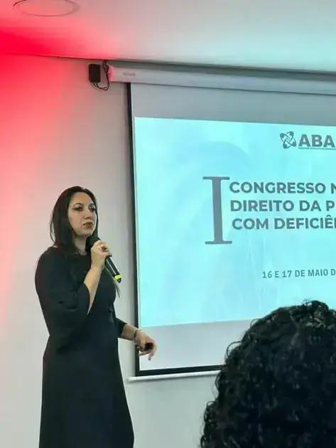 Amanda Teixeira, da OAB de Itabira, compartilha experiência no Congresso sobre Deficiência