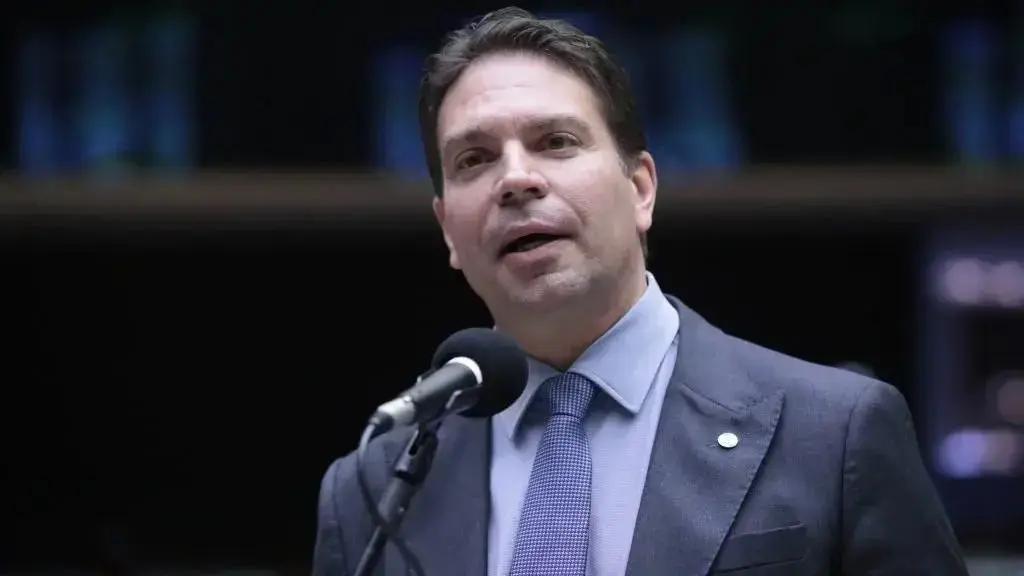 Arthur Lira dá diretrizes e Hugo Motta coloca em prática na Câmara