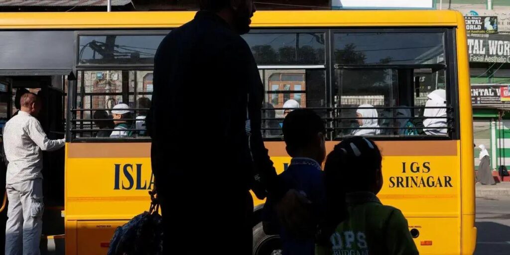 Ataque suicida em ônibus escolar no Paquistão resulta em cinco mortes