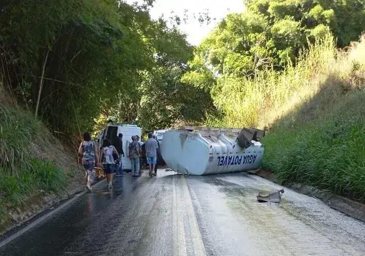 Caminhão-pipa tomba em Ferros e motorista é hospitalizado com ferimentos