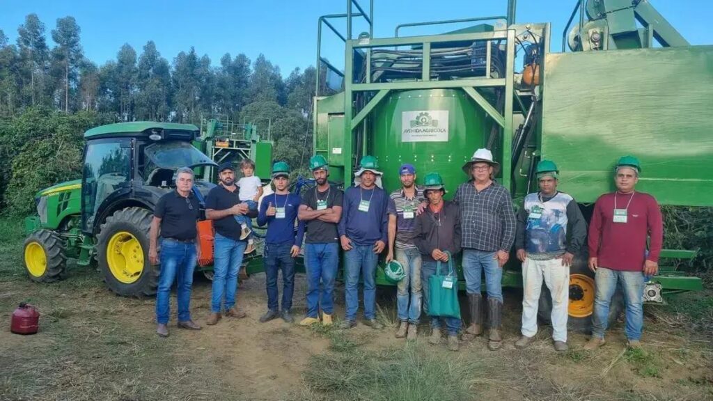 Capacitação em Colheita de Café de Arrasto é Realizada no Vale do Rio Doce