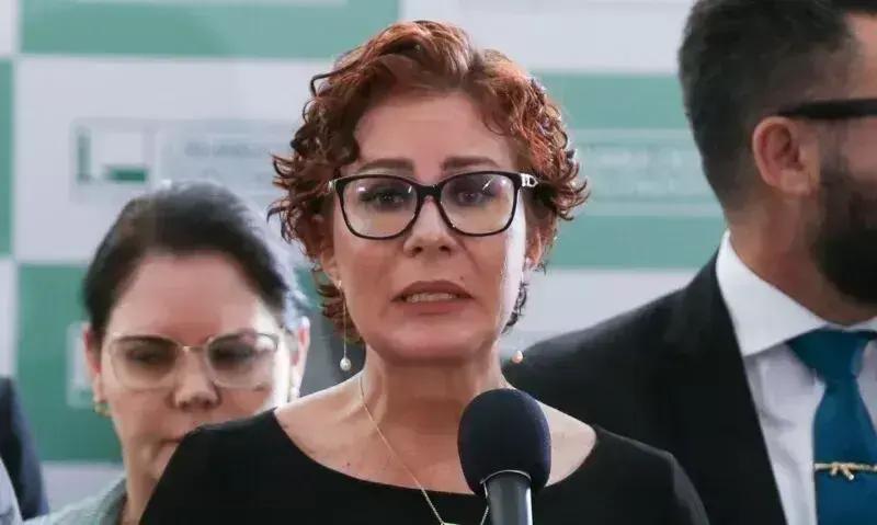 Carla Zambelli lamenta ausência de apoio de Bolsonaro após condenação pelo STF