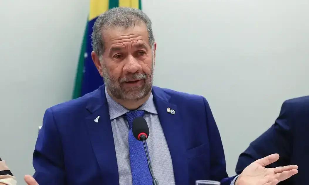 Carlos Lupi pede demissão em meio a crise no INSS e troca ministerial de Lula