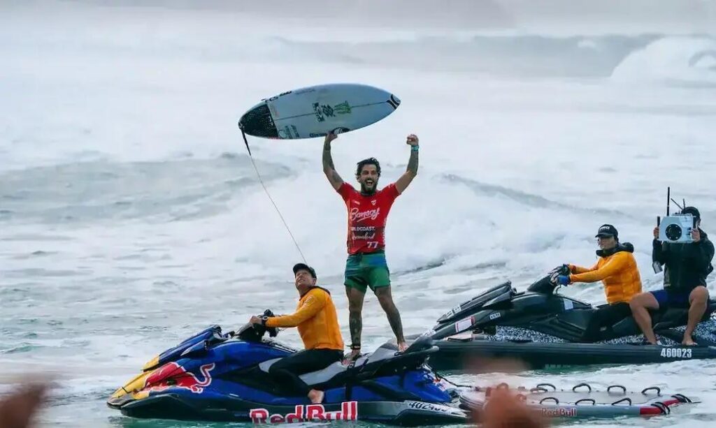 Filipe Toledo é campeão da etapa Gold Coast do Circuito Mundial de Surf